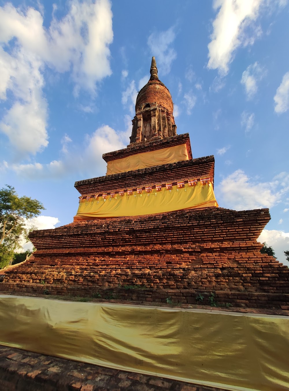 Chedi Yot Thong Temple