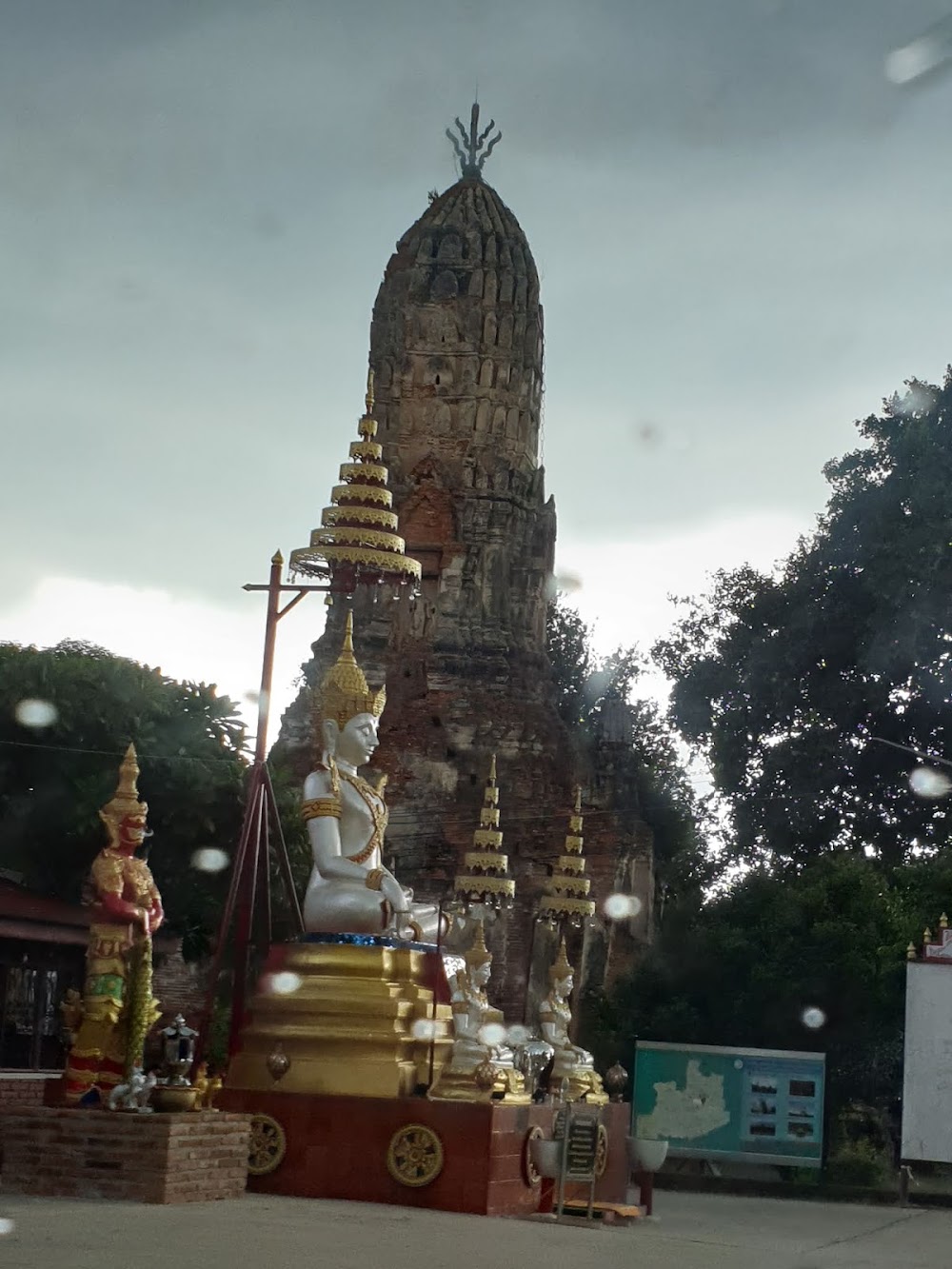 Choeng Tha-Na Bot Temple