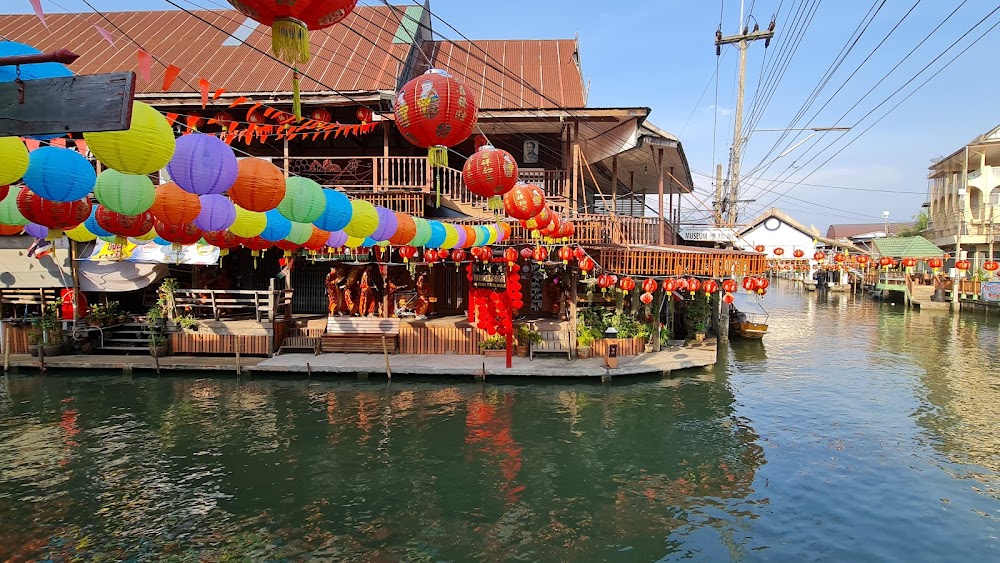 Lao Tuk Luck Floating Market