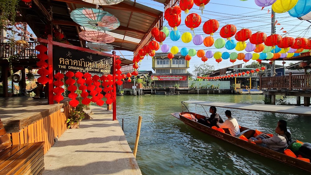 Lao Tuk Luck Floating Market