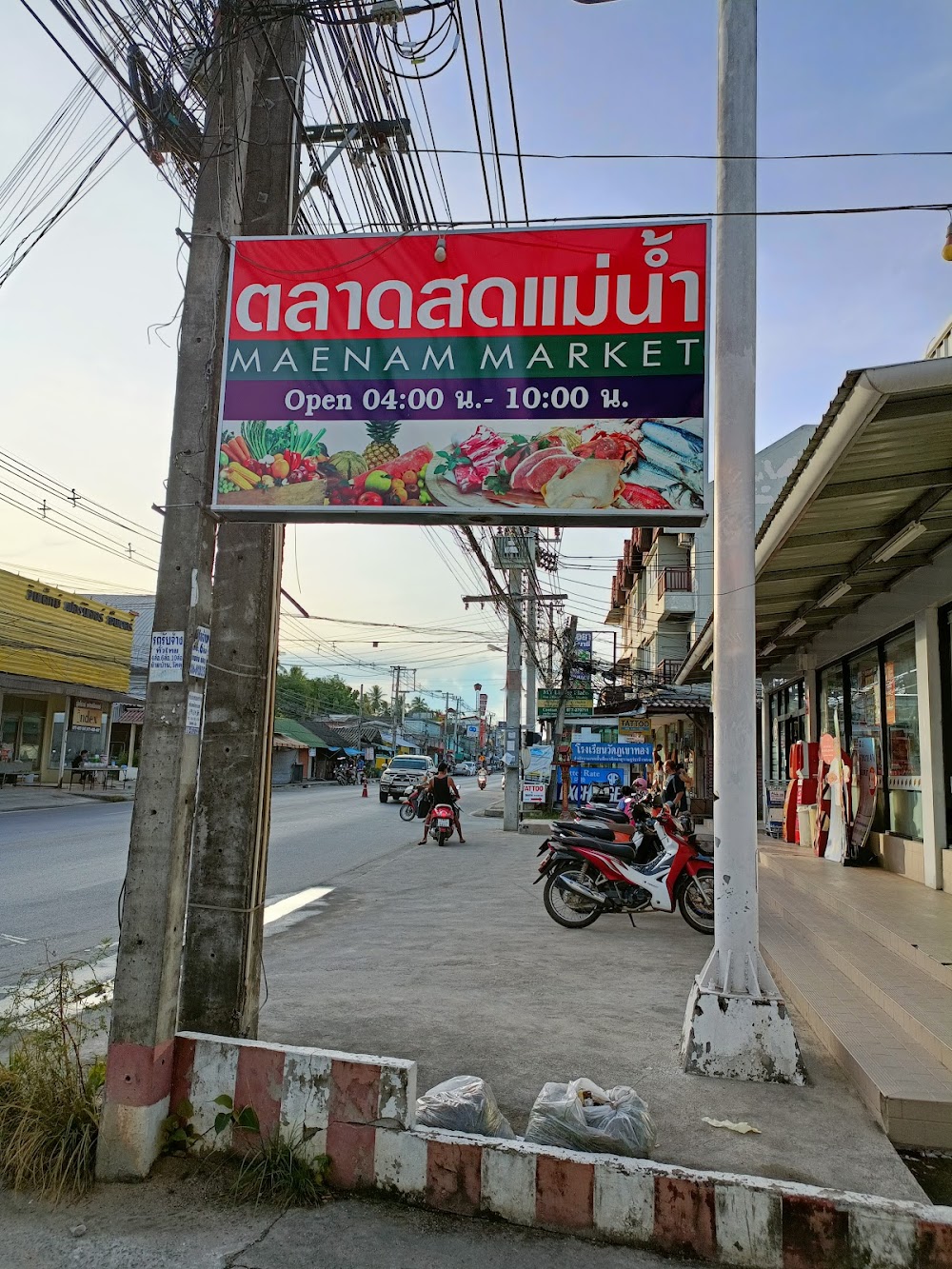 Mae Nam Morning Market