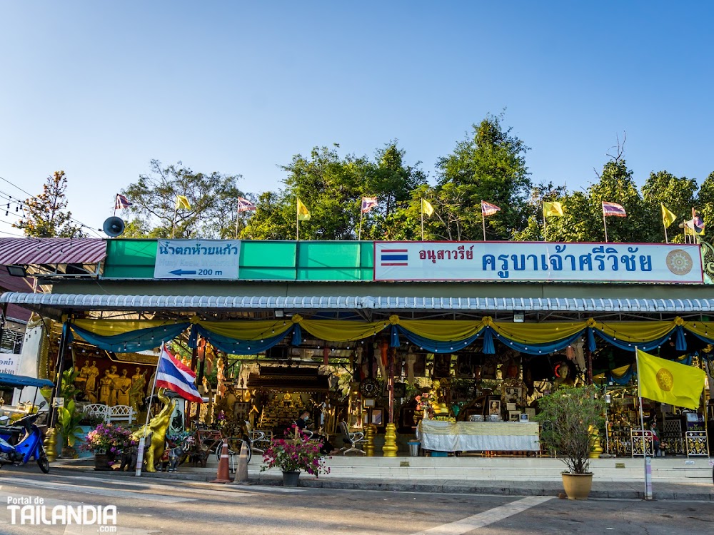 Phra Kruba Srivichai Shrine (Inside Muang On Cave)