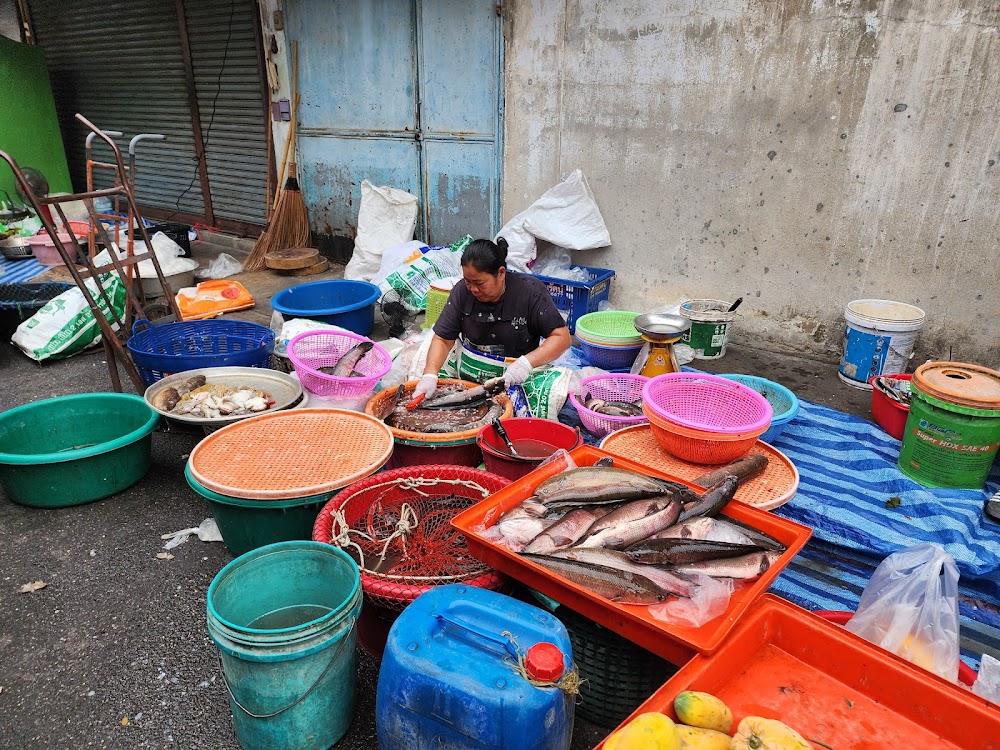 Pratu Chai Market