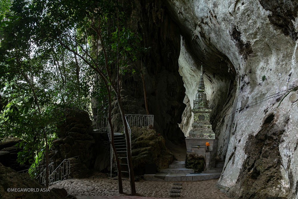 Praya-Nakarach Cave Temple