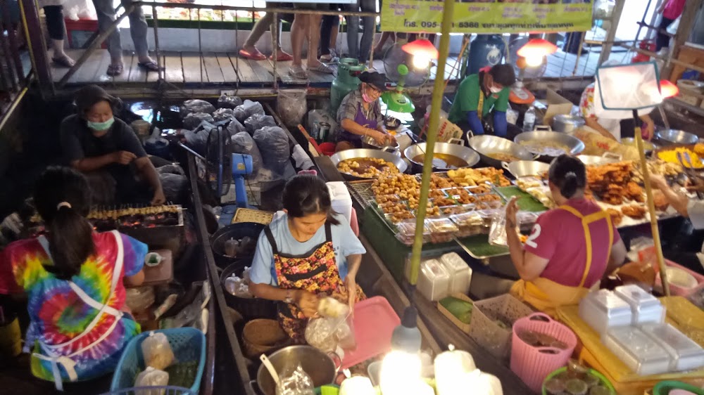 Wat Lam Phaya Floating Market