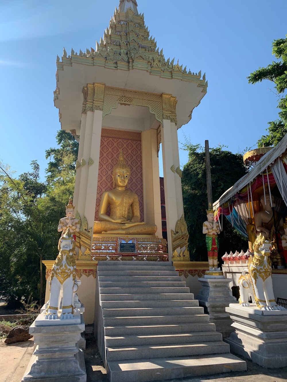 Wat Phra Thaen Sila At