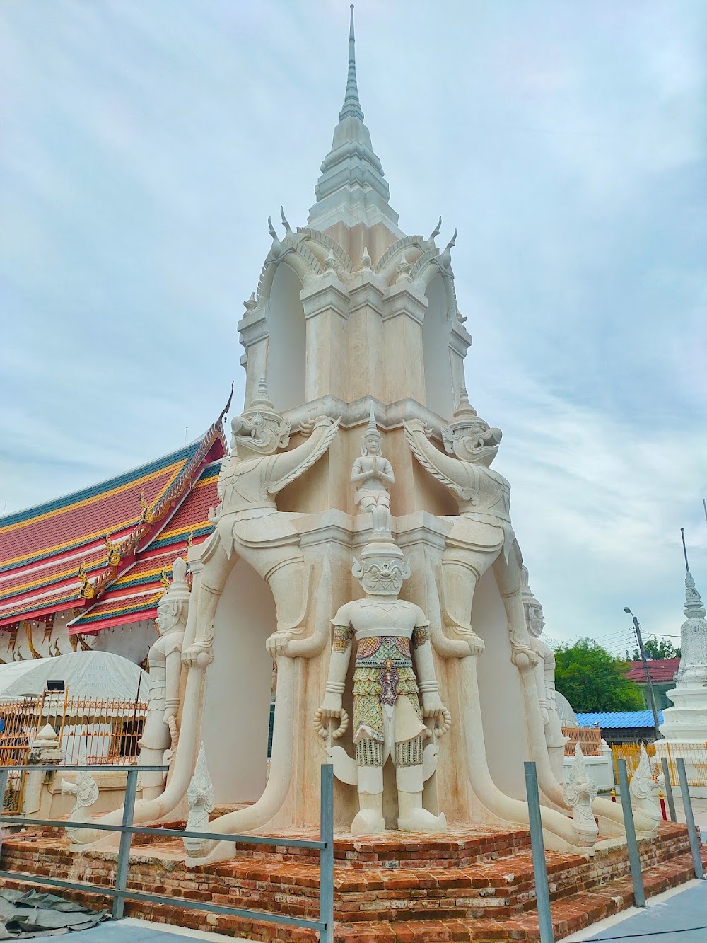 Wat Phraya Tham