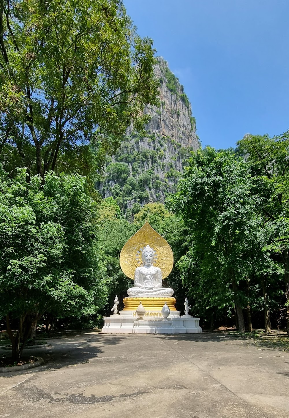 Wat Tham Phra Phothisat