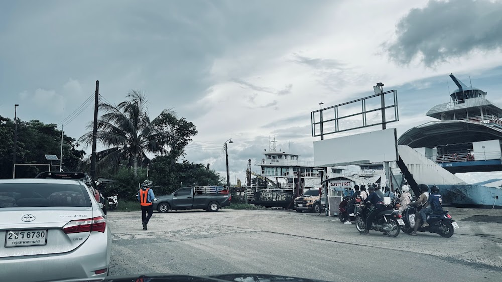 Ao Thammachat Pier