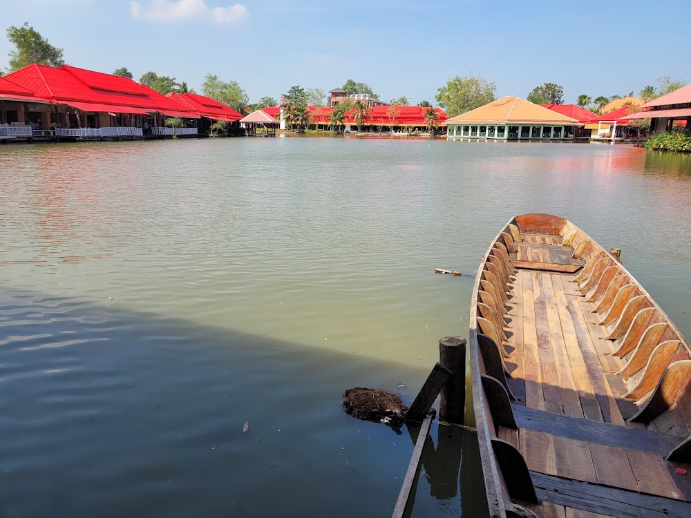 Na Huay Mongkol Floating Market