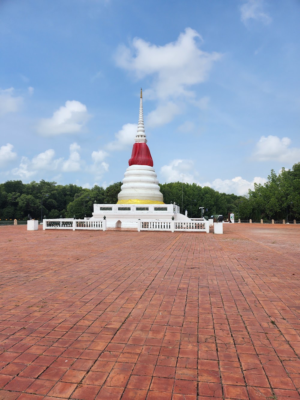 Phra Chedi Klang Nam