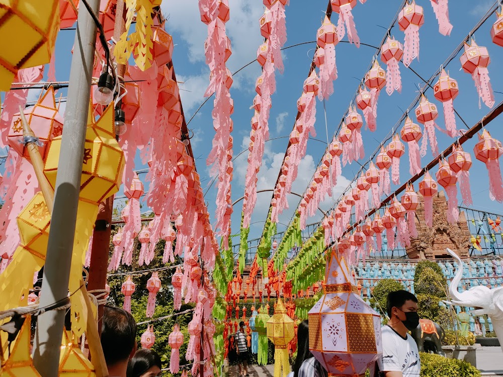 Phra Nang Chamthewi Statue