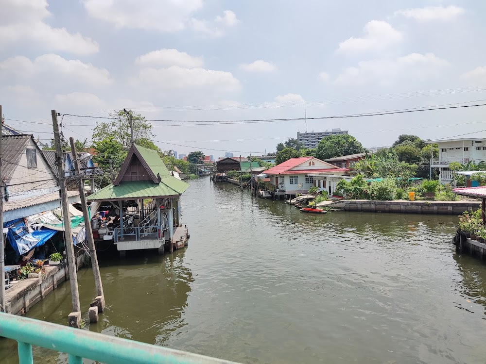 Wat Sai Floating Market