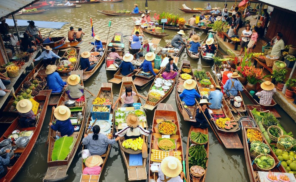 Wat Sai Floating Market