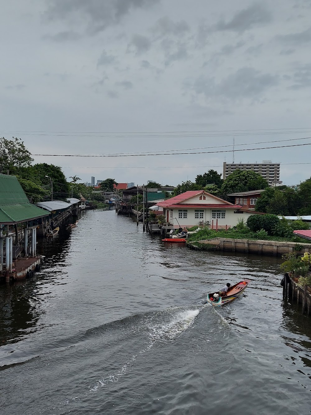 Wat Sai Floating Market