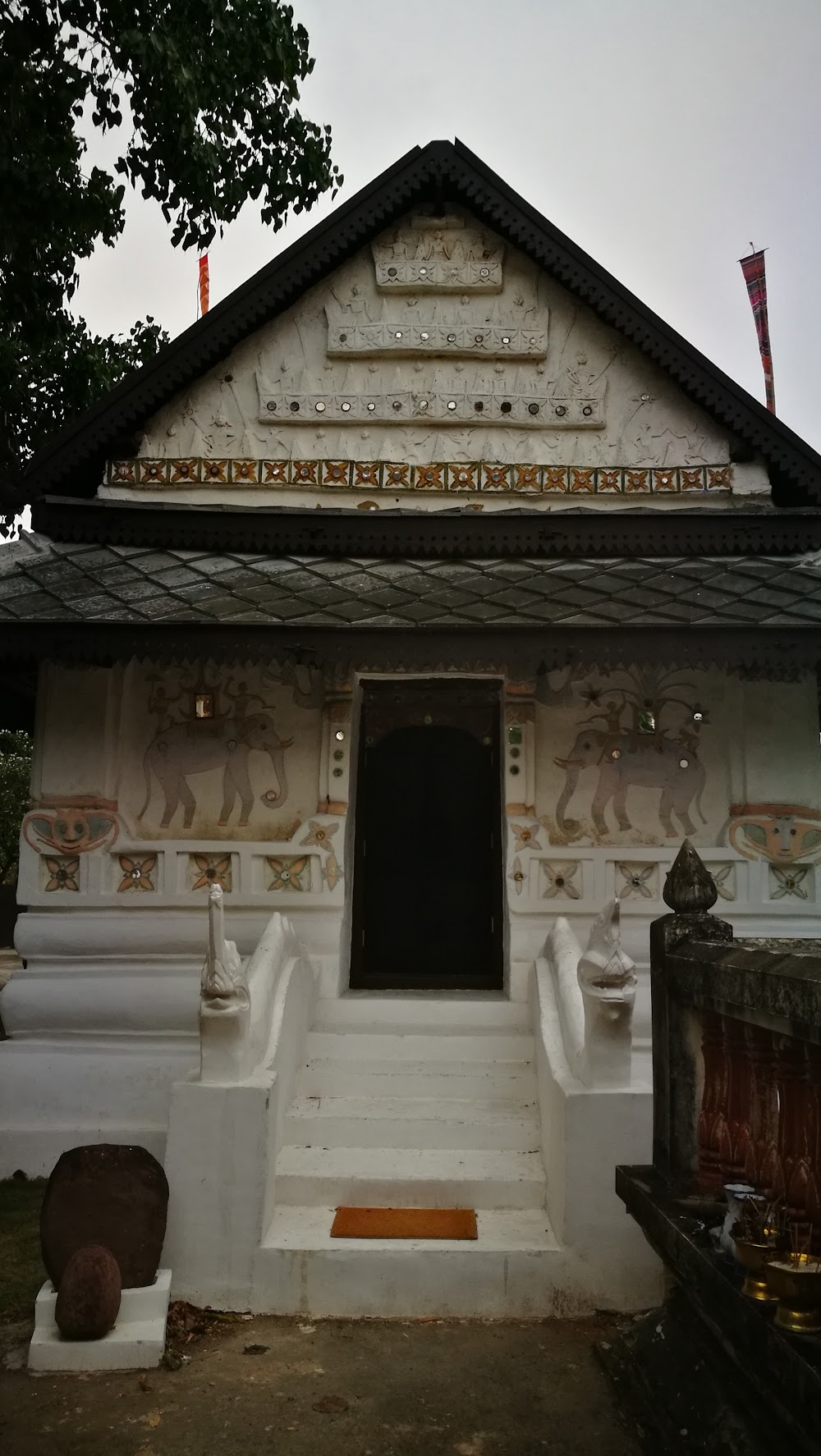 Church of Wat Sa Thong Ban Bua