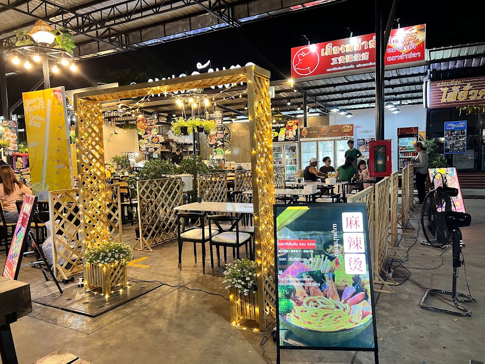 Kad Manee Night Market