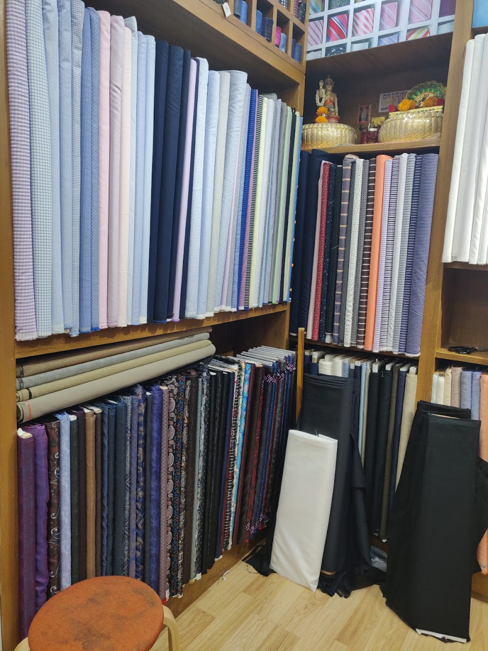 Om Fashion and Silk Custom Tailor
