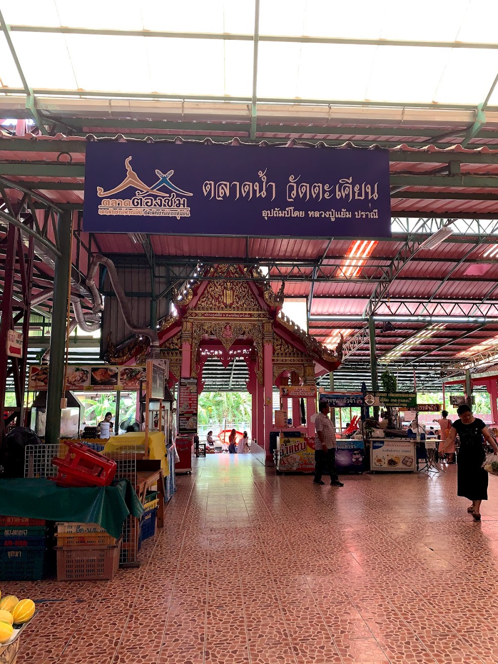 Wat Takien Floating Market